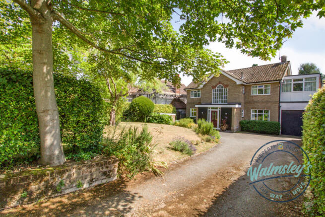5 bed property, in Beechwood Avenue, £750,000