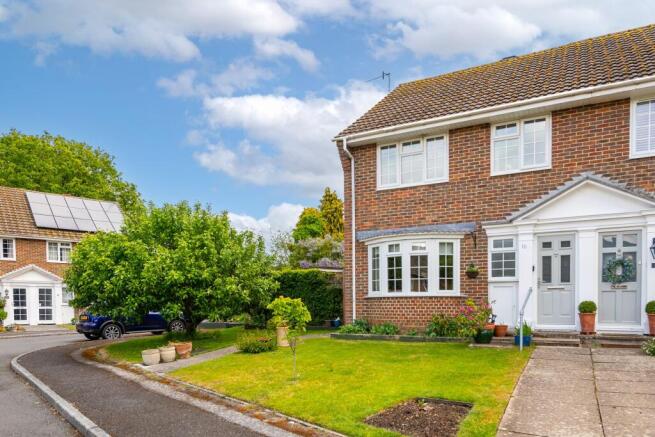 3 bed property, in Yeats Close, £500,000