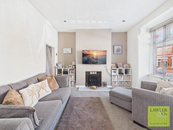 2 bed property, in Brooks Avenue, £200,000