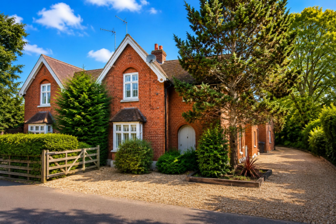 3 bed property, in Brooklands Road, £525,000