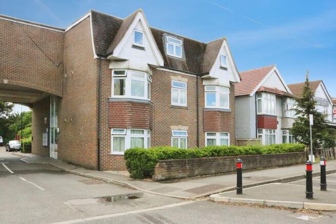 1 bed property, in London Road, £190,000