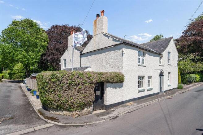2 bed property, in The Green, £300,000
