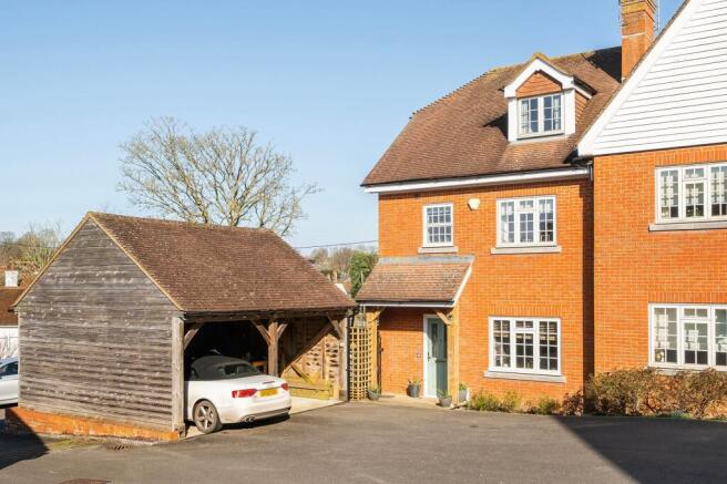 5 bed property, in Hylands Close, £500,000