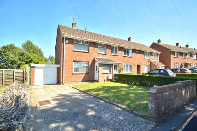 3 bed property, in Molesworth Drive, £290,000