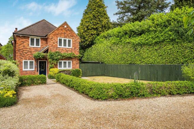 4 bed property, in Water End Road, £880,000