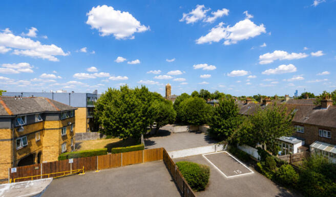 1 bed property, in South Ealing Road, £250,000