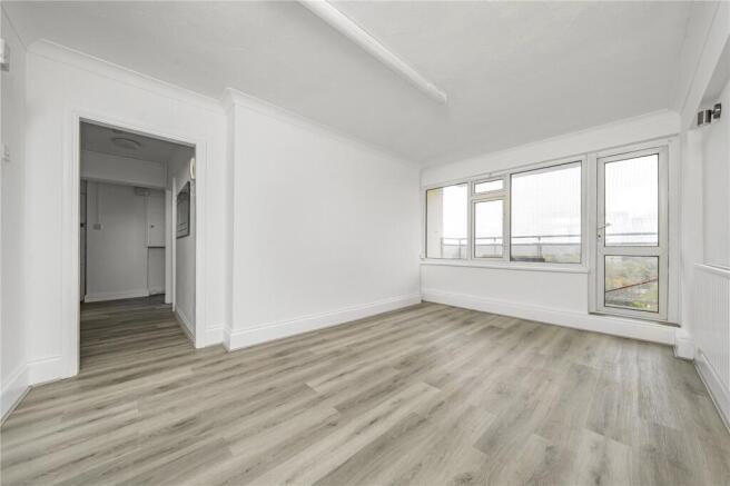 2 bed property, in Oatlands Court, £280,000
