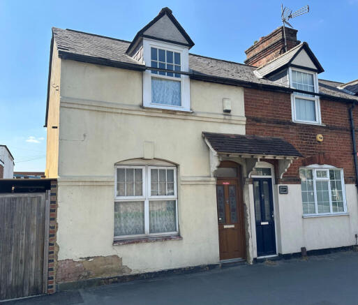 2 bed property, in Kingston Road, £300,000
