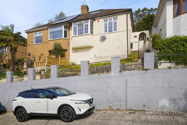 2 bed property, in Park Road, £210,000