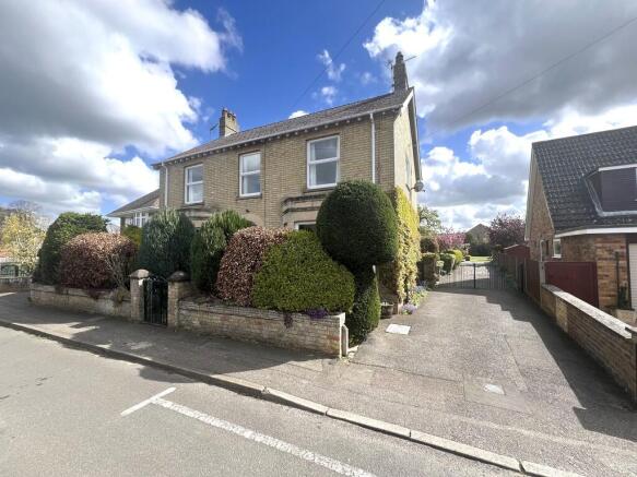 4 bed property, in Wood Street, £600,000