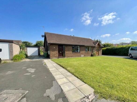 2 bed property, in New Links Avenue, £170,000