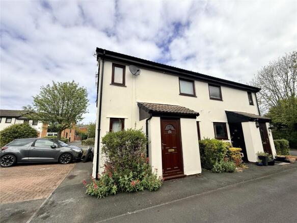 1 bed property, in Snowdon Close, £70,000