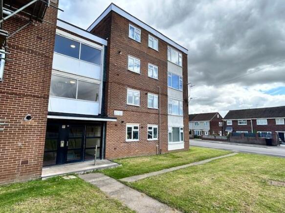 2 bed property, in Maple Grove, £85,000