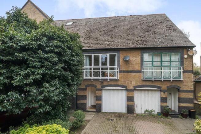 3 bed property, in Eleanor Close, £850,000