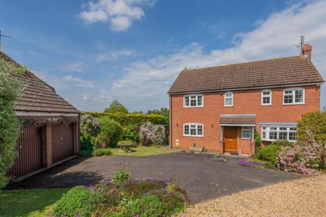 4 bed property, in Weinahr Close, £500,000