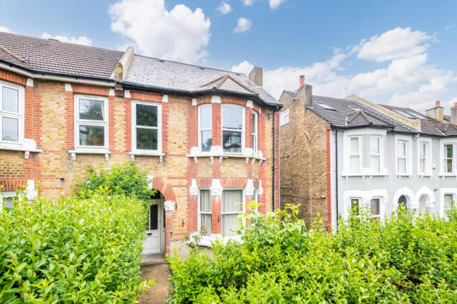 2 bed property, in Avondale Road, £200,000