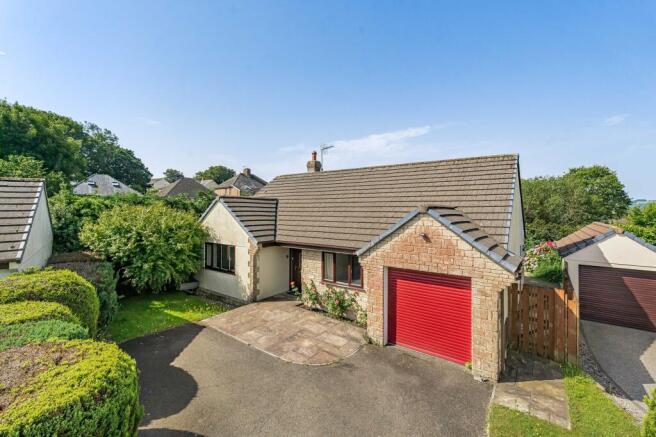 2 bed property, in Knowle View, £395,000