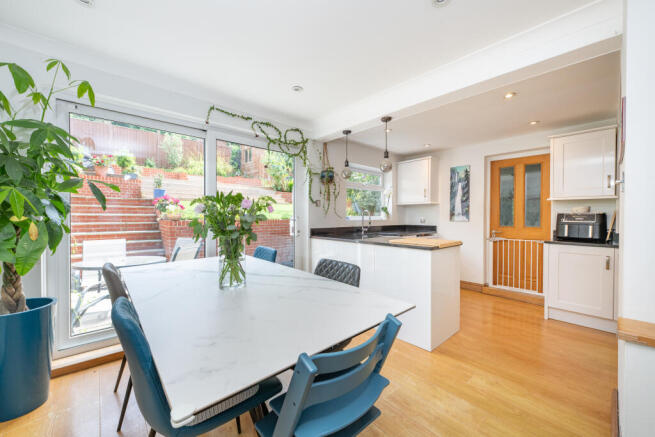 5 bed property, in Valleyfield Road, £850,000