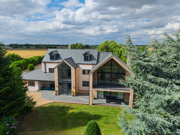 4 bed property, in Reservoir Road, £900,000