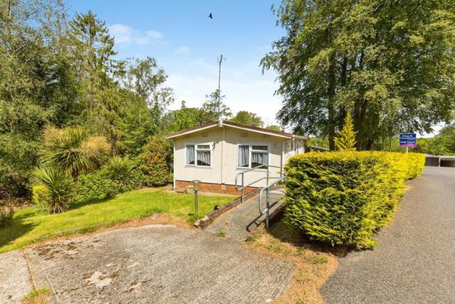 2 bed property, in Nightingale Lane, £170,000