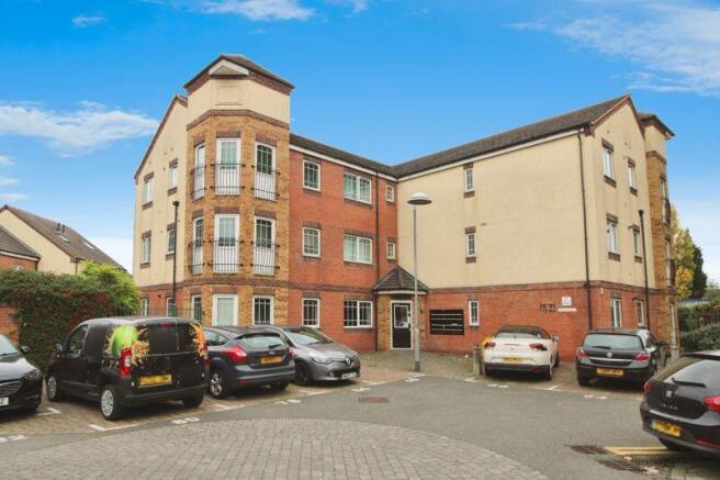 2 bed property, in Manorhouse Close, £100,000