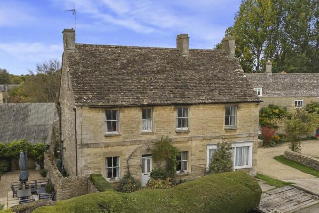 4 bed property, in High Road, £500,000