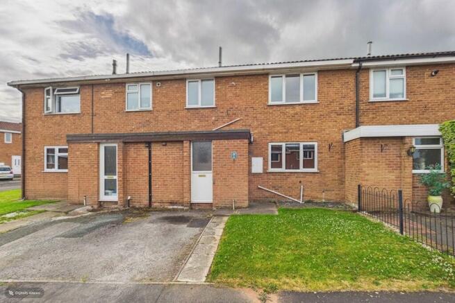 3 bed property, in Hill Close, £199,995