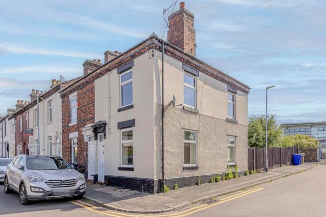 2 bed property, in Chapel Street, £100,000
