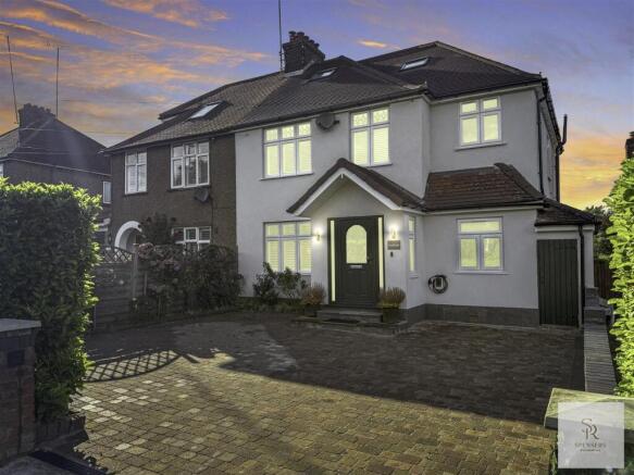 5 bed property, in Redbourn Road, £750,000