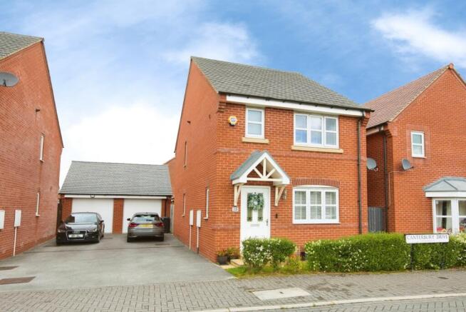 3 bed property, in Canterbury Drive, £310,000