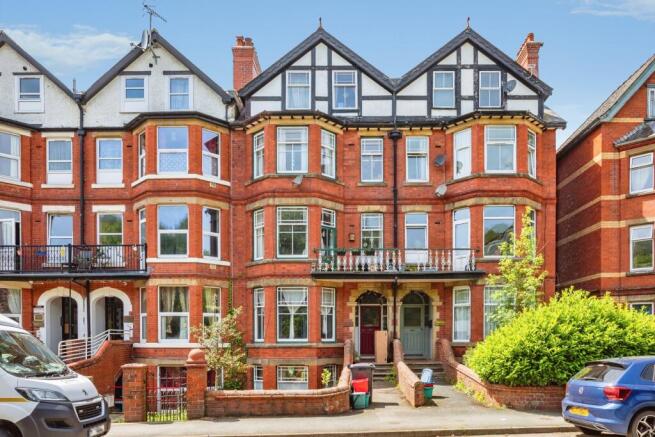 5 bed property, in Temple Street, £325,000