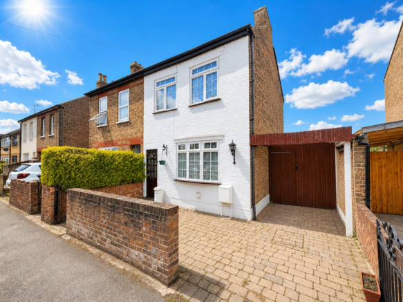 3 bed property, in Chattern Hill, £450,000