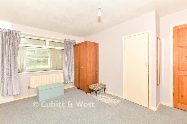 2 bed property, in Cherry Tree Avenue, £240,000