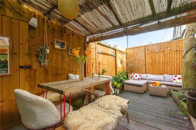 1 bed property, in Hertslet Road, £400,000