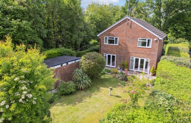 4 bed property, in Jasons Hill, £835,000