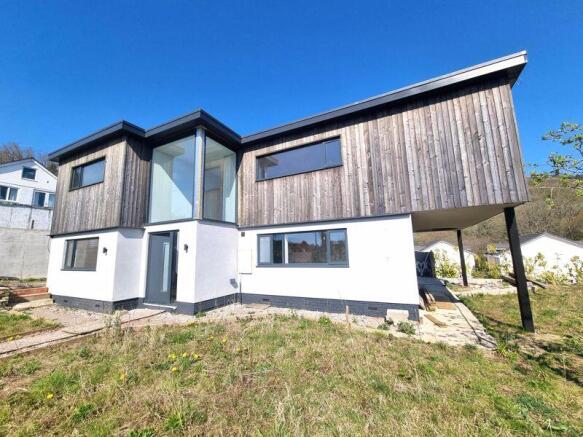 6 bed property, in Penrhiw Lane, £700,000