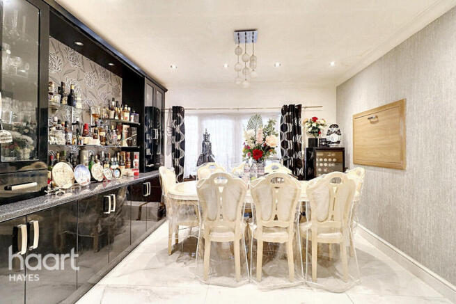 5 bed property, in Queens Road, £765,000