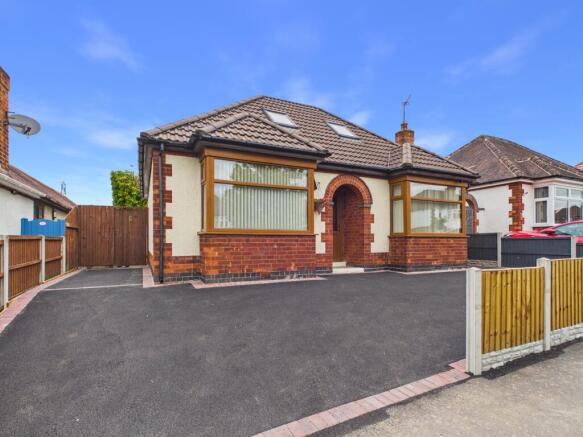 2 bed property, in Carlton Gardens, £245,000