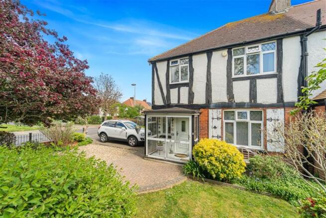 3 bed property, in Worthing BN14, £550,000