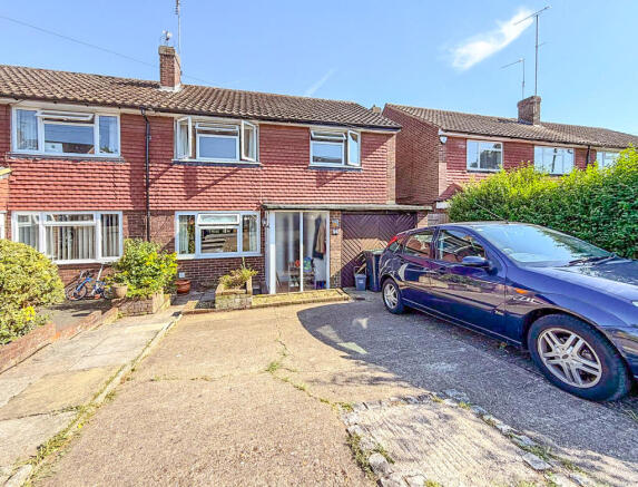 3 bed property, in Valley Walk, £580,000