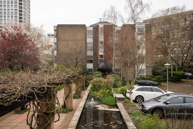 2 bed property, in Peregrine House, £415,000