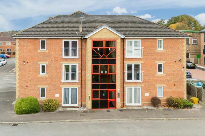 2 bed property, in Lagentium Plaza, £85,000