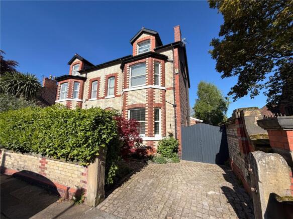 5 bed property, in Hesketh Avenue, £1,100,000