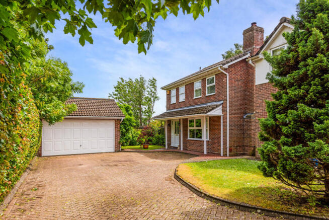 4 bed property, in Laurel Gardens, £550,000