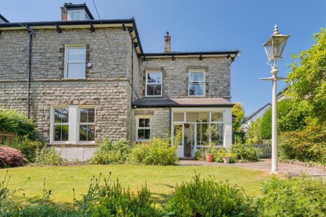 5 bed property, in Beech Lawn, £875,000