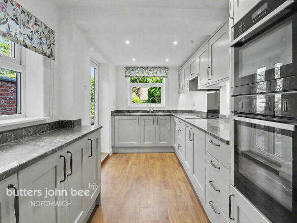 2 bed property, in London Road, £200,000