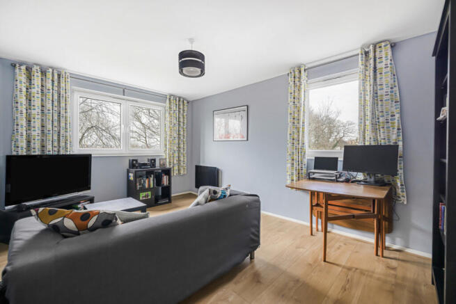 1 bed property, in Porchester Mead, £200,000