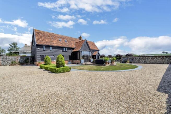 5 bed property, in High Street, £1,200,000
