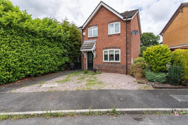 3 bed property, in Fernleigh Close, £200,000
