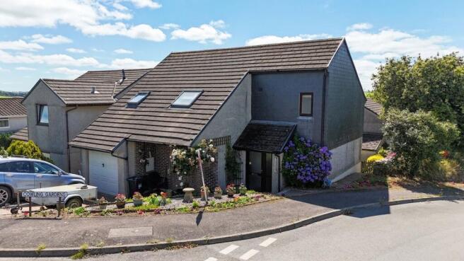 4 bed property, in Cowling Gardens, £350,000